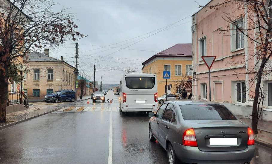 В Ельце на перекрестке в тройном столкновении пострадали четыре человека