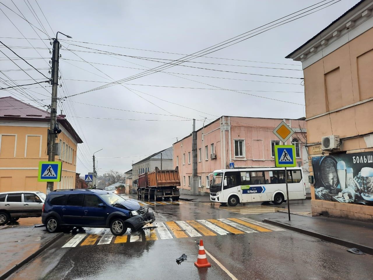 В Ельце на перекрестке в тройном столкновении пострадали четыре человека /  Новости