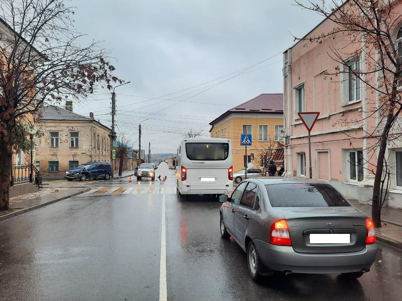 В Ельце на перекрестке в тройном столкновении пострадали четыре человека /  Новости