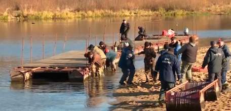 До весны без переправы: в Ельце разобрали пешеходный понтонный мост через Быструю Сосну