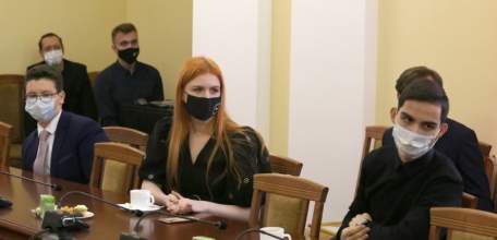 Игорь Артамонов наградил победивших в конкурсе «Большая перемена» школьников и их учителей