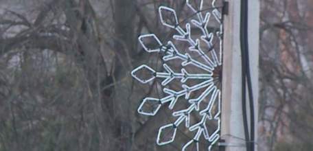 Подготовка к празднику: центральные улицы Ельца начали украшать к Новому году