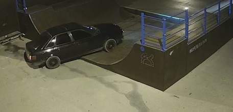 Докатились: элементы площадки для занятий экстремальными видами спорта испортил автолюбитель-вандал