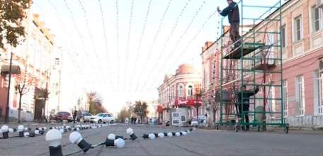 «Звёздное небо» при любой погоде: на улице Мира завершается монтаж новогодней иллюминации