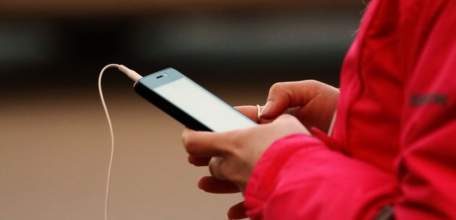 Сотовый телефон, зарядку и наушники украла несовершеннолетняя в Ельце у своего знакомого