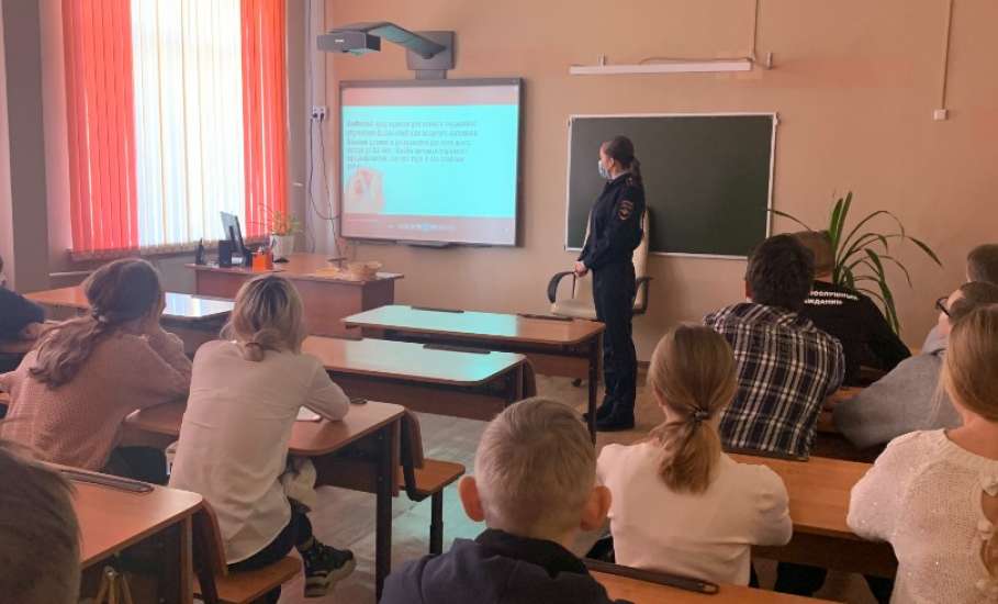 Сотрудники полиции проводят профилактическое мероприятие "Здоровье" в школах Ельца