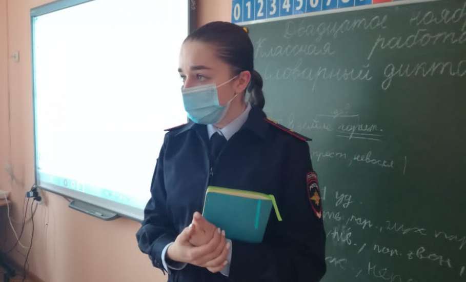Сотрудники полиции проводят профилактическое мероприятие "Здоровье" в школах Ельца