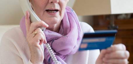 Ельчанка стала жертвой мошенника, представившегося сотрудником банка