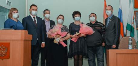 Двум ельчанкам вручили почетные знаки «Слава матери»