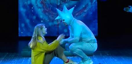 В драмтеатре «Бенефис» состоялась премьера спектакля по пьесе Маши Конторович «Мама, мне оторвало руку»