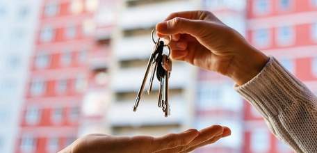 Сироте, обратившейся за помощью на прием к прокурору области Геннадию Анисимову, будет предоставлено социальное жилье