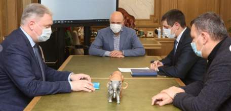 Игорь Артамонов поручил строго контролировать обеспеченность медиков автотранспортом