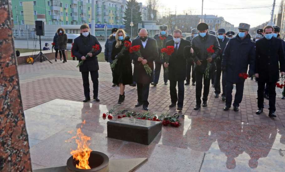 Игорь Артамонов возложил цветы к Вечному огню в День Неизвестного солдата