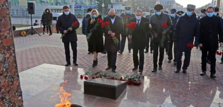 Игорь Артамонов возложил цветы к Вечному огню в День Неизвестного солдата