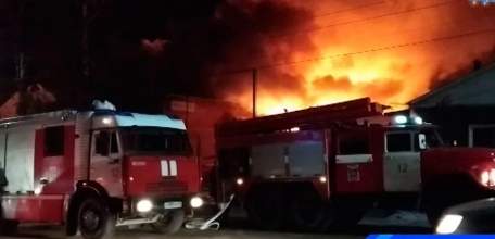 В Ельце на ул. Костенко сгорела пристройка к двум магазинам