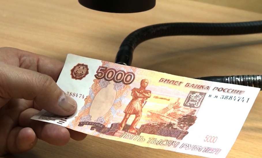 В Ельце мужчина расплатился фальшивой денежной купюрой
