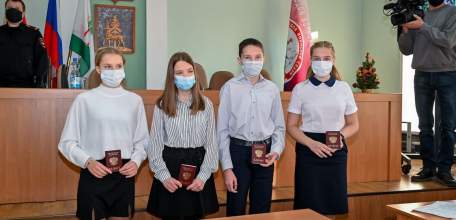 Лучшим школьникам города Ельца в торжественной обстановке вручили паспорта