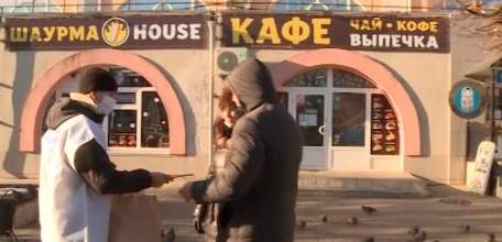 Накануне Дня Конституции активисты «Молодой гвардии Единой России» поздравили ельчан с государственным праздником