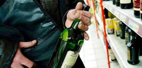 В Ельце задержаны подозреваемые за кражу вина из магазина