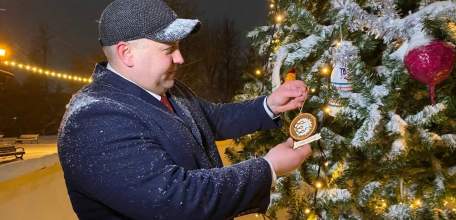 Глава Ельца Е.В. Боровских и председатель горсовета депутатов В.Н. Никонов повесили новогодние игрушки на елку в городском парке