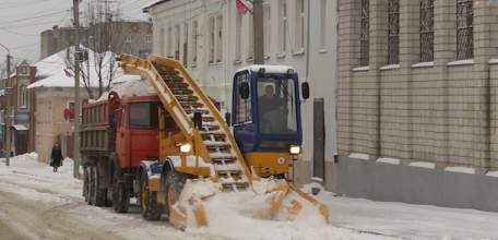 &laquo;А снег идёт&hellip; &raquo;: коммунальщики круглосуточно устраняют последствия снегопада в Ельце