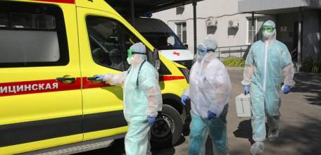 Игорь Артамонов выделил средства на дополнительные выплаты медработникам