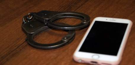 Нетрезвый ельчанин украл мобильный телефон и чехол в торговом зале магазина