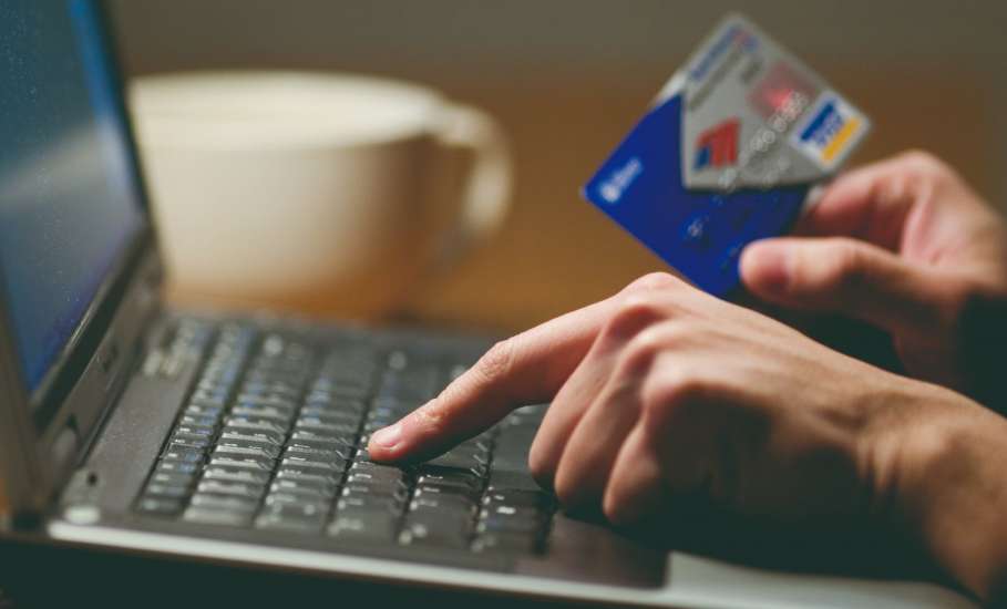 В Ельце пенсионера обманули на интернет-сайте при продаже досок