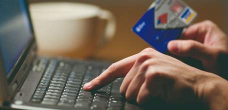 В Ельце пенсионера обманули на интернет-сайте при продаже досок