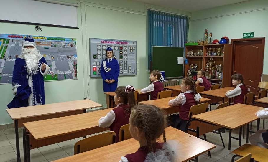 В школах Ельца проходят инструктажи по безопасности дорожного движения и уроки дорожной безопасности