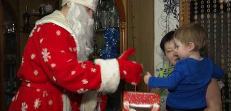 «Мечты сбываются»: волонтёры-студенты елецкого техникума железнодорожного транспорта развозят детям новогодние подарки