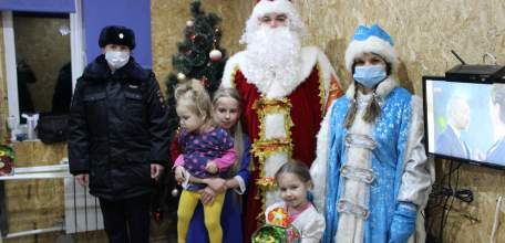 Елецкий линейный отдел поздравил семью с Новым годом