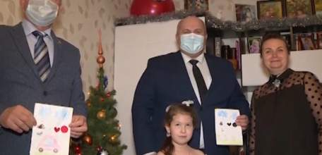 Мечты сбываются: Глава города вручил долгожданные новогодние подарки юным ельчанам