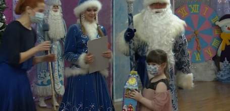 В драмтеатре «Бенефис» Дед Мороз и Оле Лукойе вручили рождественские подарки детям и юным театральным зрителям