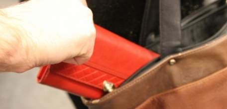 В Ельце задержали гражданина, похитившего кошелек в баре