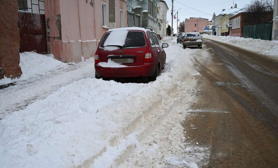 В Ельце коммунальные службы усиленно работают над ликвидацией последствий вчерашнего снегопада