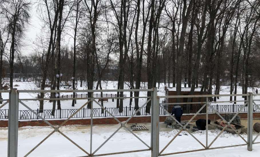 В Петровском парке кладут тротуарную плитку в мороз!