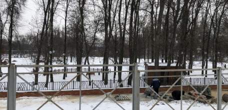 В Петровском парке кладут тротуарную плитку в мороз!
