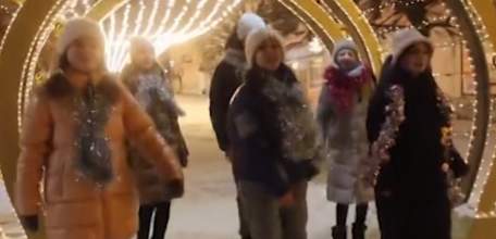 Студия эстрадного вокала «Поющий город» в дни новогодних каникул порадовала ельчан музыкальным видеопроектом