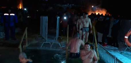 Крещенские купания в Ельце: в иордань на реке Быстрая Сосна окунулись более сотни ельчан