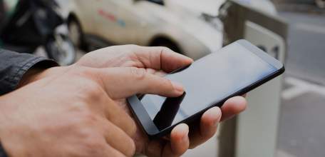 Злоумышленник украл сотовый телефон у ельчанина прямо на автобусной остановке