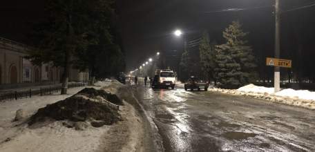 В Ельце ЧП! Машина в центре провалилась под землю!