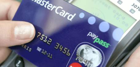 Ельчанин оплатил алкоголь и продукты банковской картой знакомого