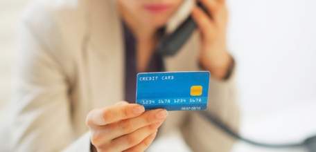 Лжесотрудница банка обманом получила более 300 тысяч рублей с банковского счета ельчанки