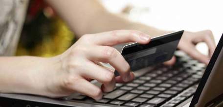 Интернет-мошенник обманул ельчанку при покупке искусственной елки