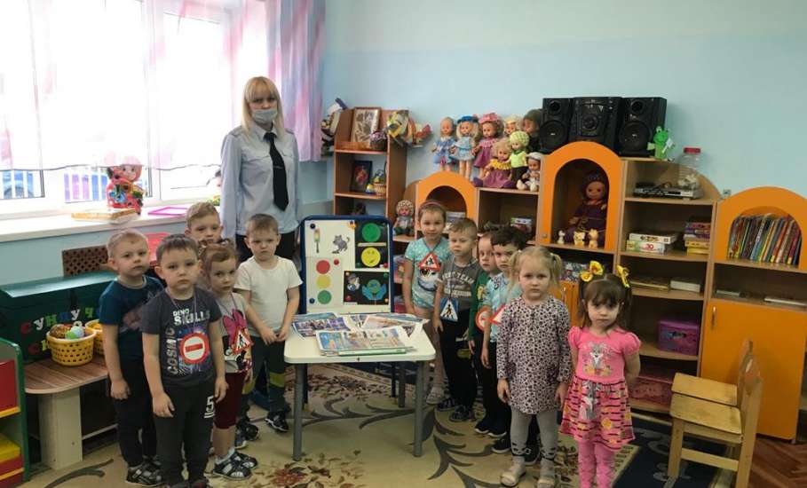 В детском саду д. Казинка состоялись занятия по ПДД с участием представителей ГИБДД