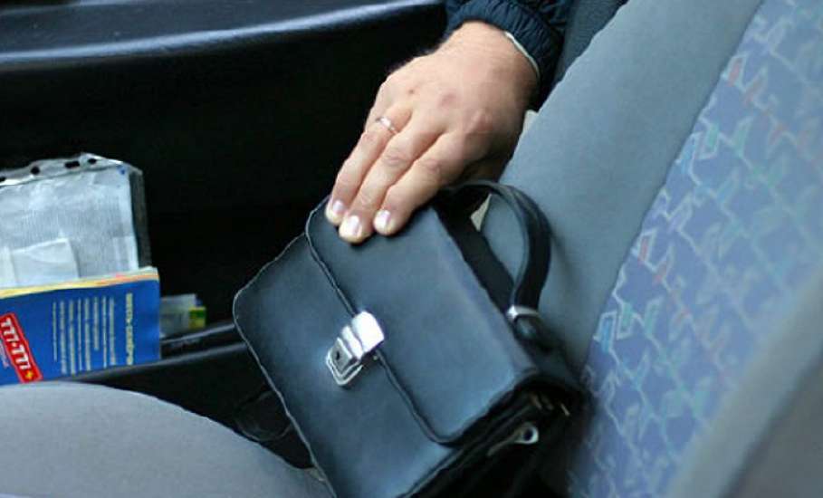 В Ельце продолжаются кражи сумок с кошельками из автомобилей