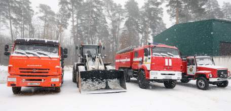 Игорь Артамонов вручил сотрудникам лесопожарной службы ключи от новой техники