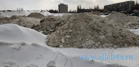 Грязный снег с улиц Ельца высыпается в жилом микрорайоне Эльта