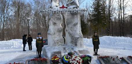 В Ельце возложили цветы к памятнику воинам-интернационалистам